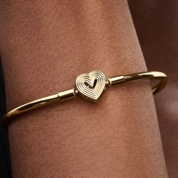 Pandora NWT 7.5 Inch Radiating Heart Clasp Bangle 14k gold plating - Picture 1 of 4